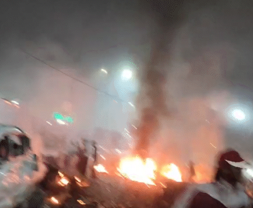 After the blast, cars parked nearby caught fire. Due to the smoke emanating from it, there is suspicion of an ammonium nitrate explosion.