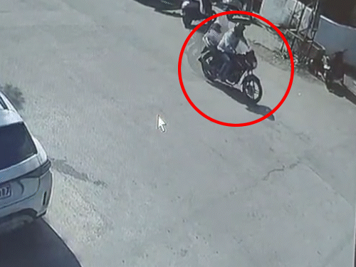 गोली मारने के बाद बाइक पर हेलमेट पहना बदमाश फरार हो गया।