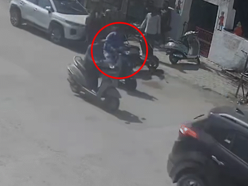 जैसे ही बदमाश ने बीजेपी नेता को गोली मारी, वे स्कूटी से गिर गए।