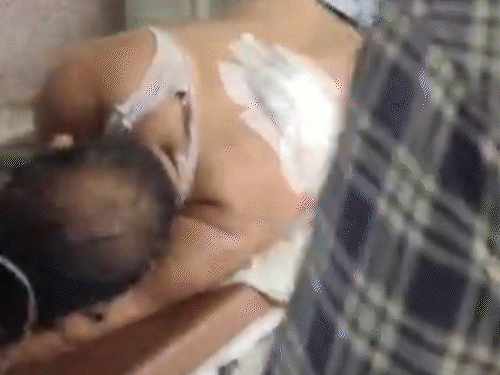 रमेश ईनाणी के पीठ और पैर में गोली लगी है। पुलिस ने आरोपी की तलाश शुरू कर दी है।