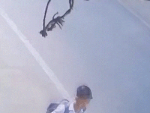 डंपर ने बाइक सवार को पीछे से टक्कर मारी और युवक को करीब 10 फीट तक घसीटते हुए ले गया।