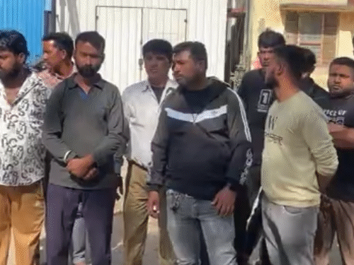 युवक के बड़े भाई और अन्य लोग। परिवार ने डंपर ड्राइवर के खिलाफ मामला दर्ज करवाया है।