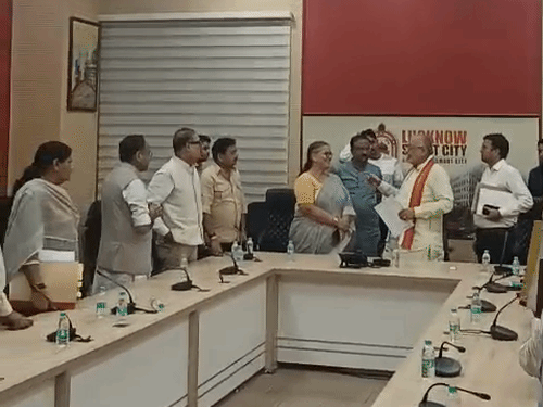 नगर आयुक्त और मेयर के बीच तकरार कम करने की कोशिश लखनऊ के प्रभारी मंत्री सुरेश खन्ना ने भी की थी। (फाइल)