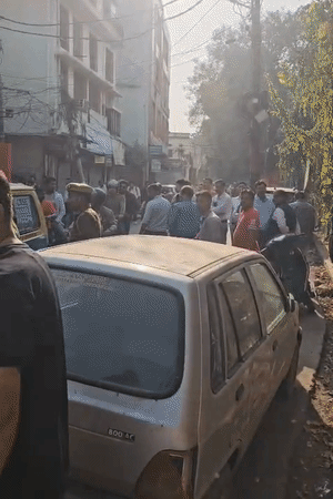 जम्मू पुलिस के कुछ जवान सिविल ड्रेस में हैं। लखनऊ पुलिस से बातचीत जारी है।