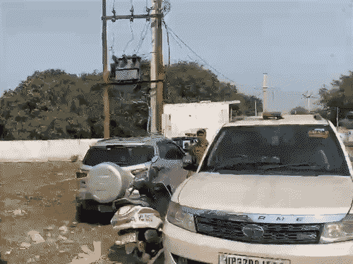 मौके पर भारी पुलिस बल मौजूद है।