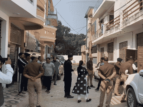 इस छापेमारी को दिल्ली ब्लास्ट से जोड़कर देखा जा रहा है।