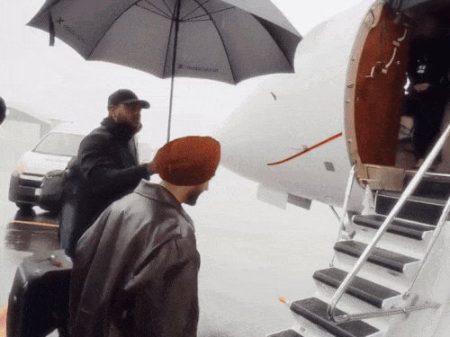 13 नवंबर को न्यूजीलैंड में होने वाले शो के लिए ऑस्ट्रेलिया से रवाना होती दिलजीत।