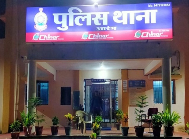 आरंग थाना पहुंचकर युवती ने रिटायर फूड अफसर संजय दुबे के खिलाफ शिकायत दी है।