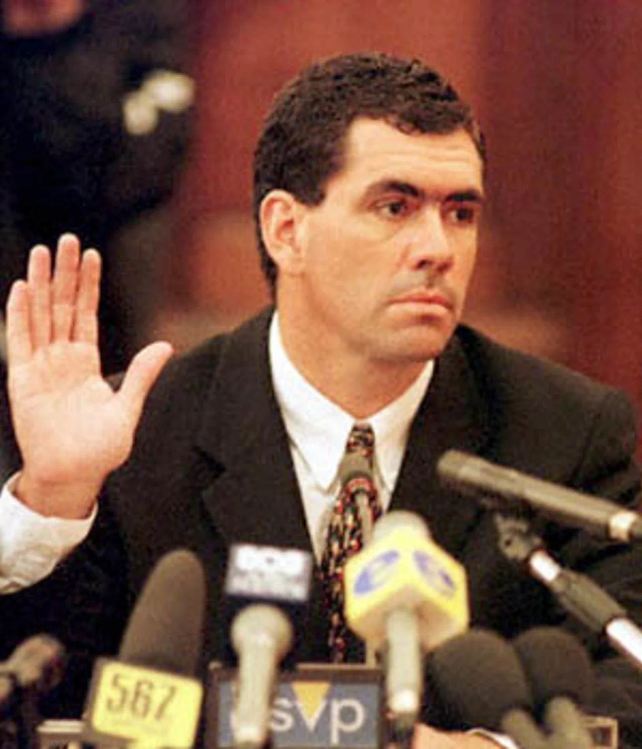 हैंसी क्रोनिए की यह फोटो 15 जून 2000 की है। जब उन्होंने किंग कमीशन में गवाही देने से पहले शपथ ली थी।