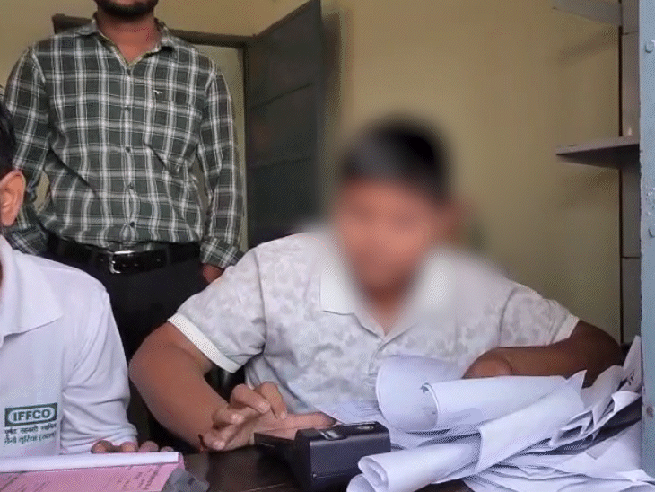 खाद वितरण केंद्र के प्रभारी का नाबालिग बेटा भी काम कर रहा था।