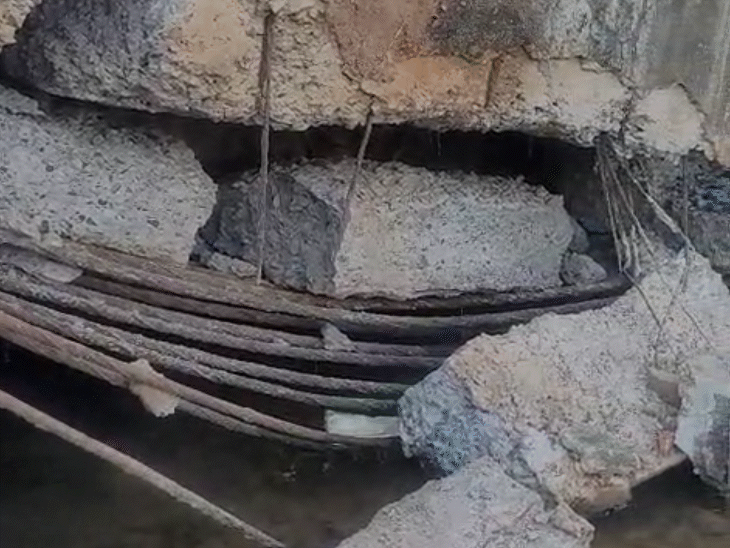 कई जगहों से सरिये बाहर निकलकर सड़क चुके हैं।