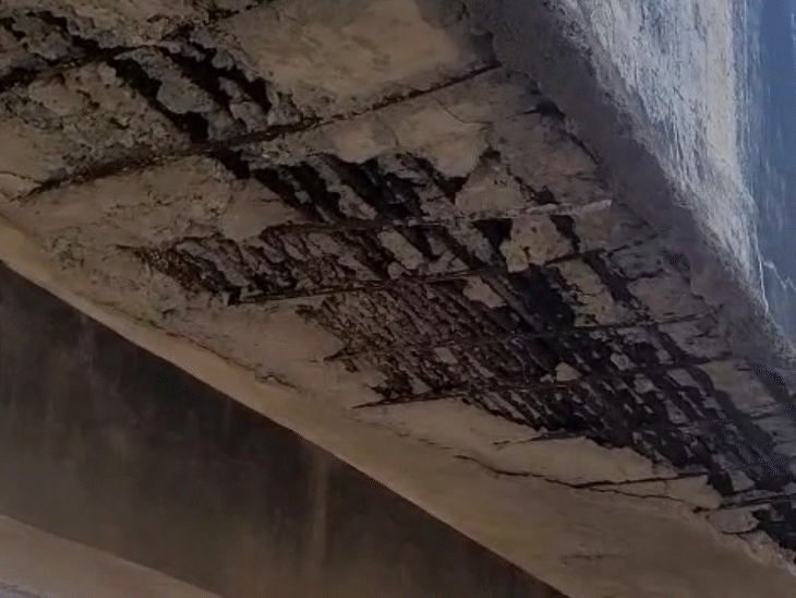 प्लास्टर भी उखड़ चुका है।