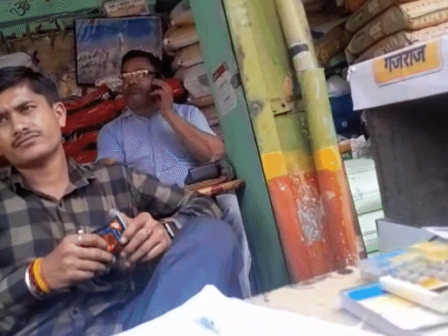 खाद की कालाबाजारी जमकर हो रही है, जबकि किसानों को नहीं दिया जा रहा है।