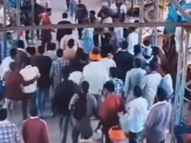 घटना के बाद व्यापारी भागते नजर आए।