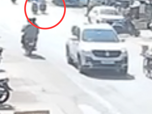 पीछा कर रहे बाइक सवार ने स्कूटी पर जा रहे भाजपा नेता को ओवरटेक कर गोली मारी।