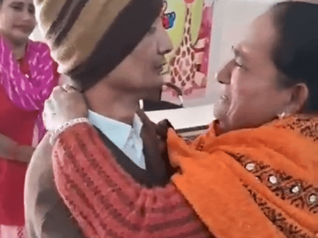 उमेश से मिलने के बाद मां और बहन भावुक हो गई।