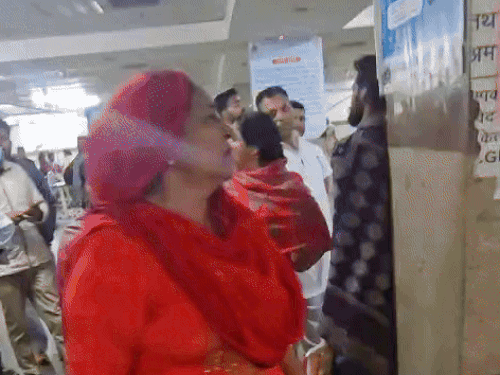 सीएमओ, डॉक्टरों और गार्ड पर आरोप लगाती महिला।