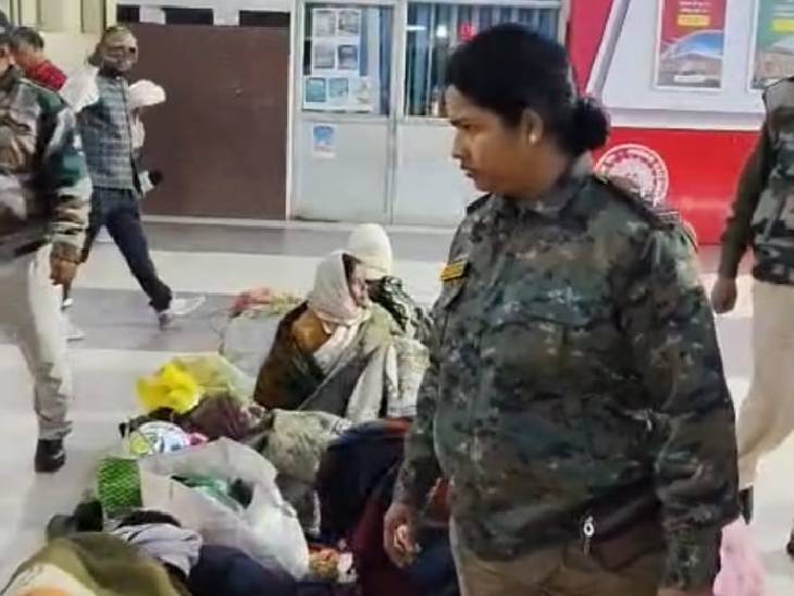 बस स्टैंड और रेलवे स्टेशन पर सुरक्षा व्यवस्था बढ़ा दी गई है।