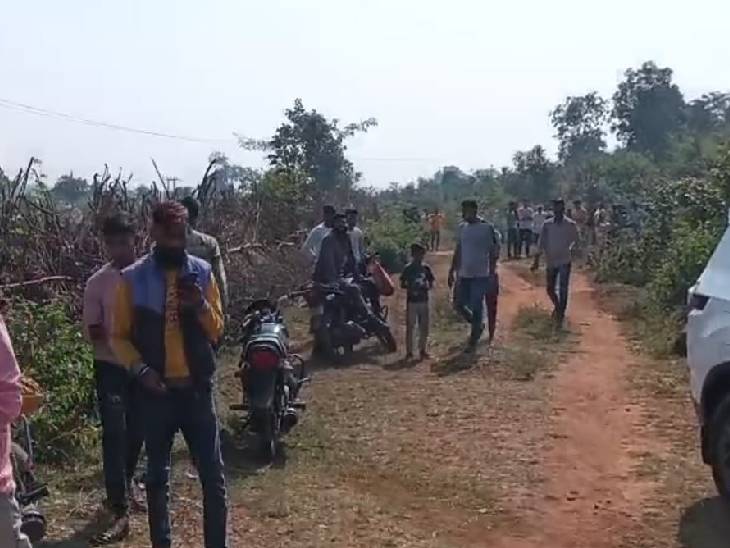 ग्रामीणों ने मृत तेंदुए को देखा और वन विभाग को सूचना दी।