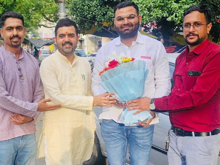 युवा कांग्रेस प्रदेश अध्यक्ष के चुनाव में सबसे ज्यादा वोट पाने वाले यश घनघोरिया को बधाई देते एनएसयूआई नेता रवि परमार और कांग्रेस के प्रदेश प्रवक्ता विवेक त्रिपाठी।