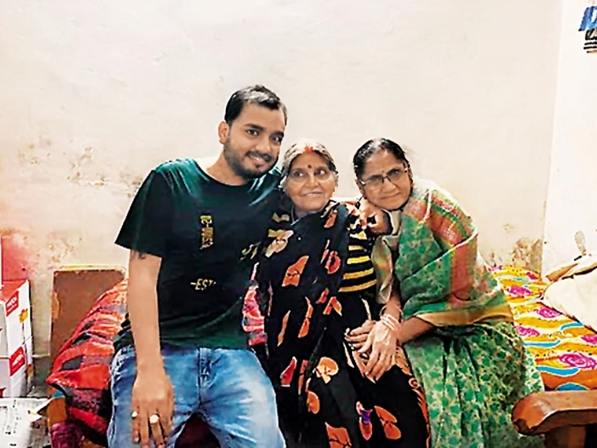 अलख पांडे अपनी मां और एक रिश्तेदार के साथ। वे अपनी कामयाबी का सबसे ज्यादा क्रेडिट अपनी मां को देते हैं।