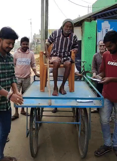 बांका के फुल्लीडुमर में पर बुजुर्ग मतदाता श्याम साह को ठेले पर बिठाकर बूथ तक लाते परिजन।