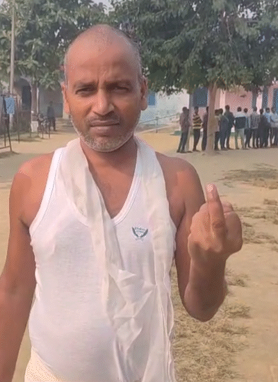 सुपौल में बूथ नंबर 3 पर पिता को मुखाग्नि देने के बाद उत्तरी पहन कर वोट करने पहुंचे मतदाता संजय कुमार।