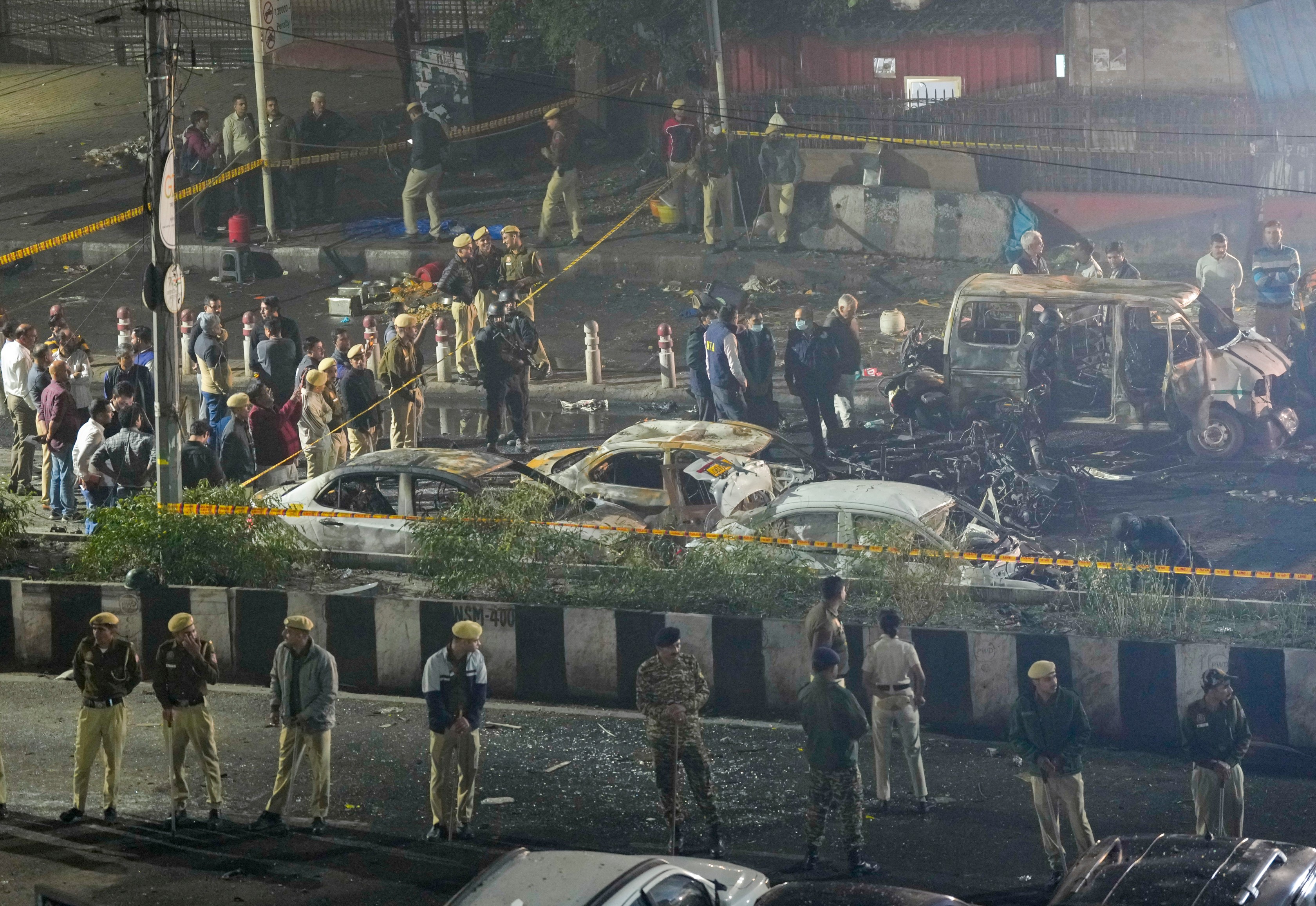 जहां ब्लास्ट हुआ वहां पर NSG, दिल्ली पुलिस, स्पेशल सेल, बॉम्ब स्क्वॉड की टीमें जांच कर रही हैं। फोरेंसिक टीम ने सैंपल कलेक्ट किए हैं। CCTV की भी जांच की जा रही है।