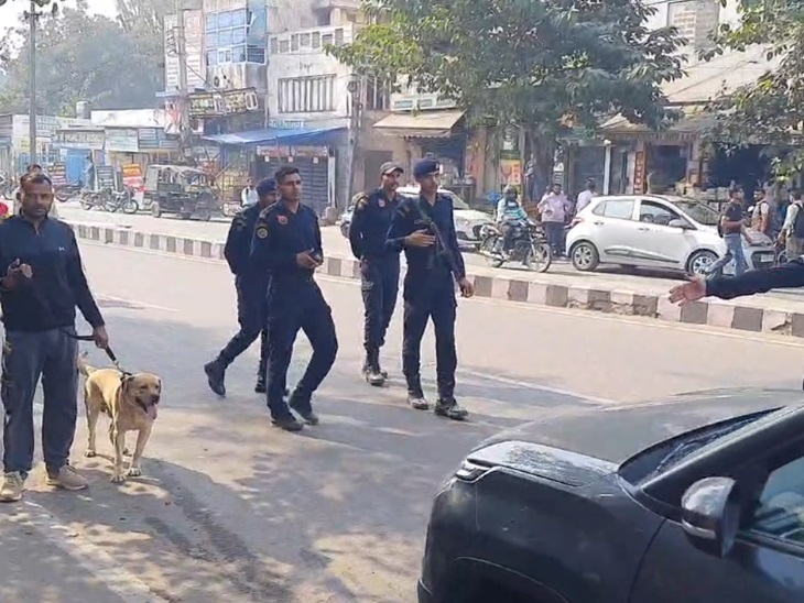 नाका लगाकर वाहनों की जांच करती टीम