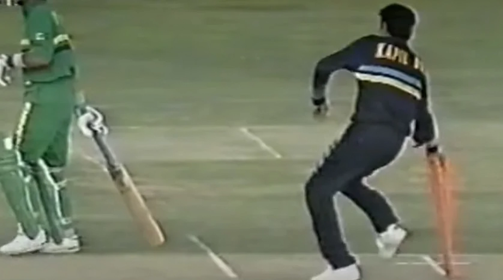 पीटर कर्स्टन को रनआउट करते पूर्व भारतीय कप्तान कपिल देव।