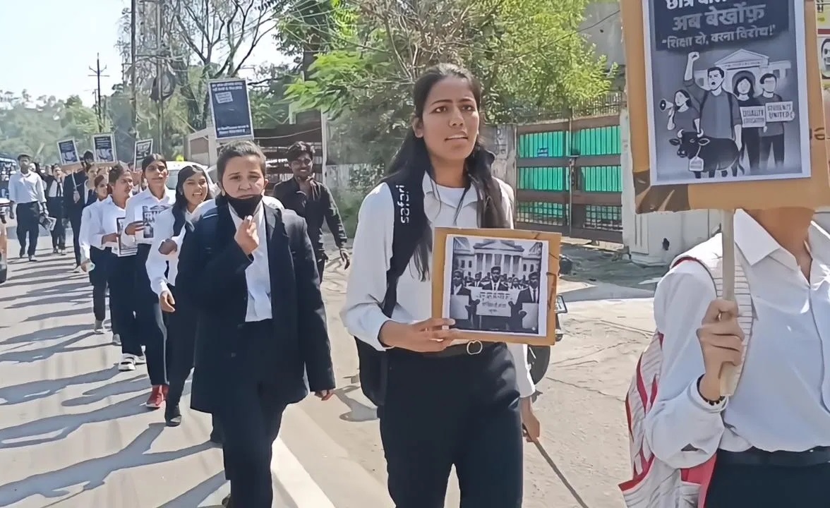 छात्राओं ने तख्तियां दिखाकर कॉलेज के खिलाफ नारेबाजी की।