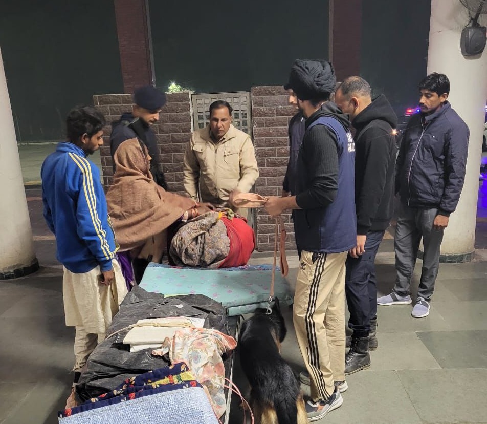 बस स्टैंड पर चेकिंग करते हुए फतेहाबाद पुलिस की डॉग स्क्वॉयड टीम।