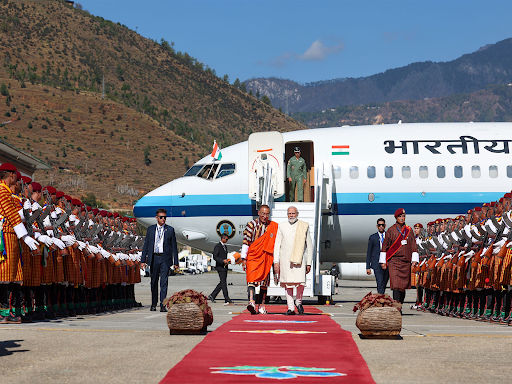 एयरपोर्ट पर भूटान के प्रधानमंत्री त्सेरिंग तोबगे ने पीएम मोदी का स्वागत किया।