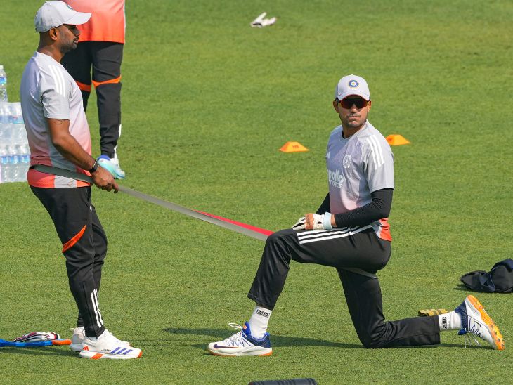 भारतीय टेटस कप्तान शुभमन गिल (दाहिने) प्रैक्टिस करते हुए।