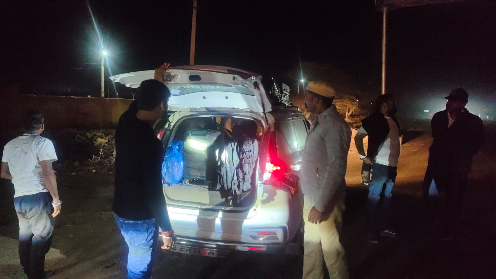 बाहर से आने वाली गाड़ियों की हो रही जांच।