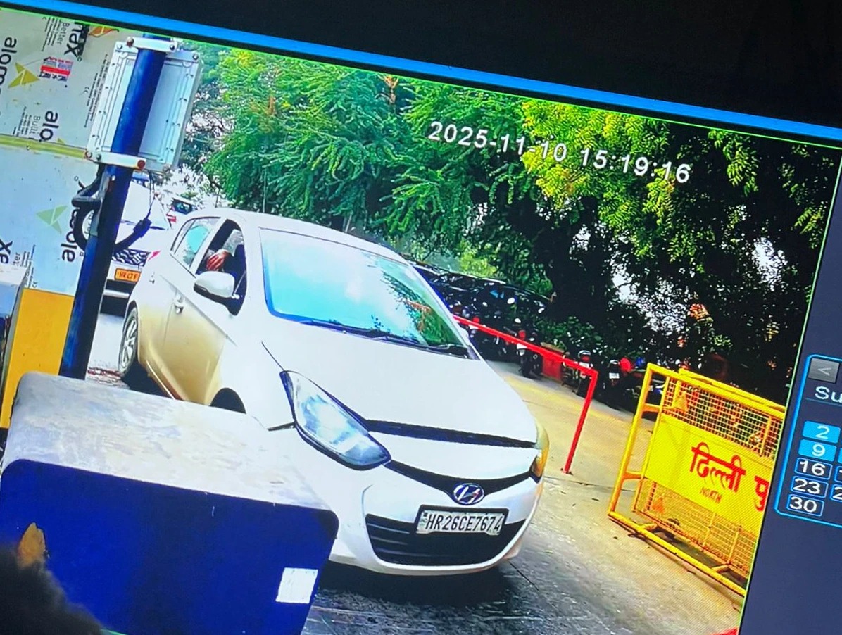 डॉ. उमर HR 26 CE 7674 क्रमांकाच्या या i20 कारमध्ये बसला होता.