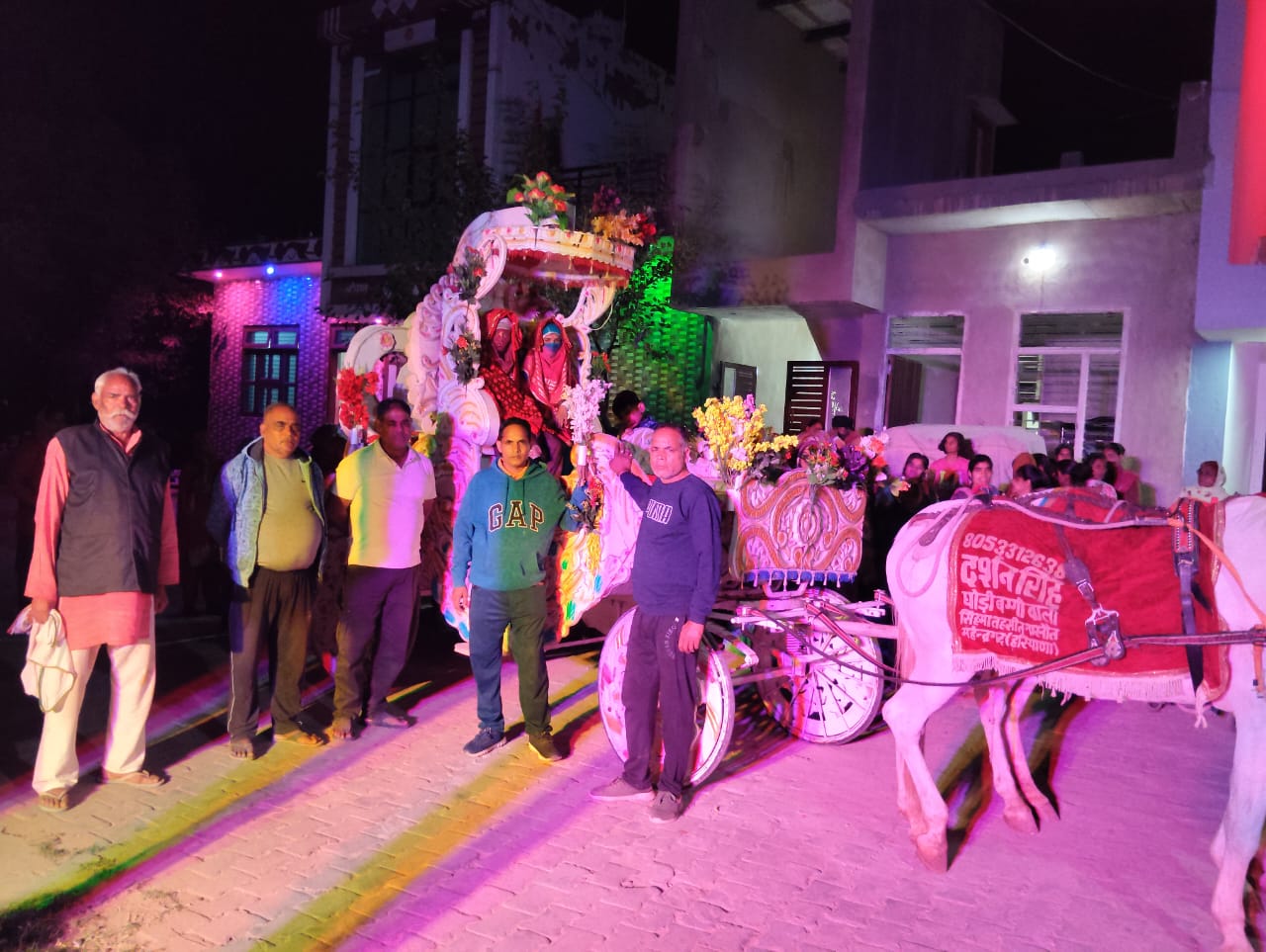 नारनौल में बग्गी पर बैठी हुई दोनों बेटियां