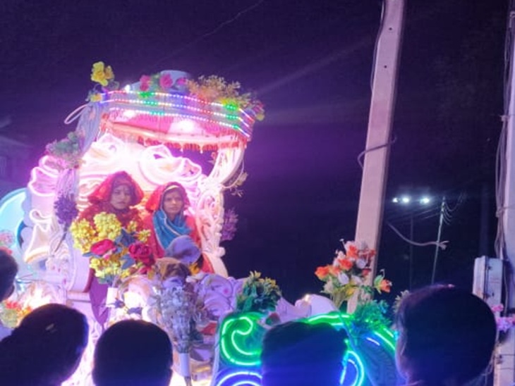 नारनौल में बग्गी पर बैठी हुई बेटियां