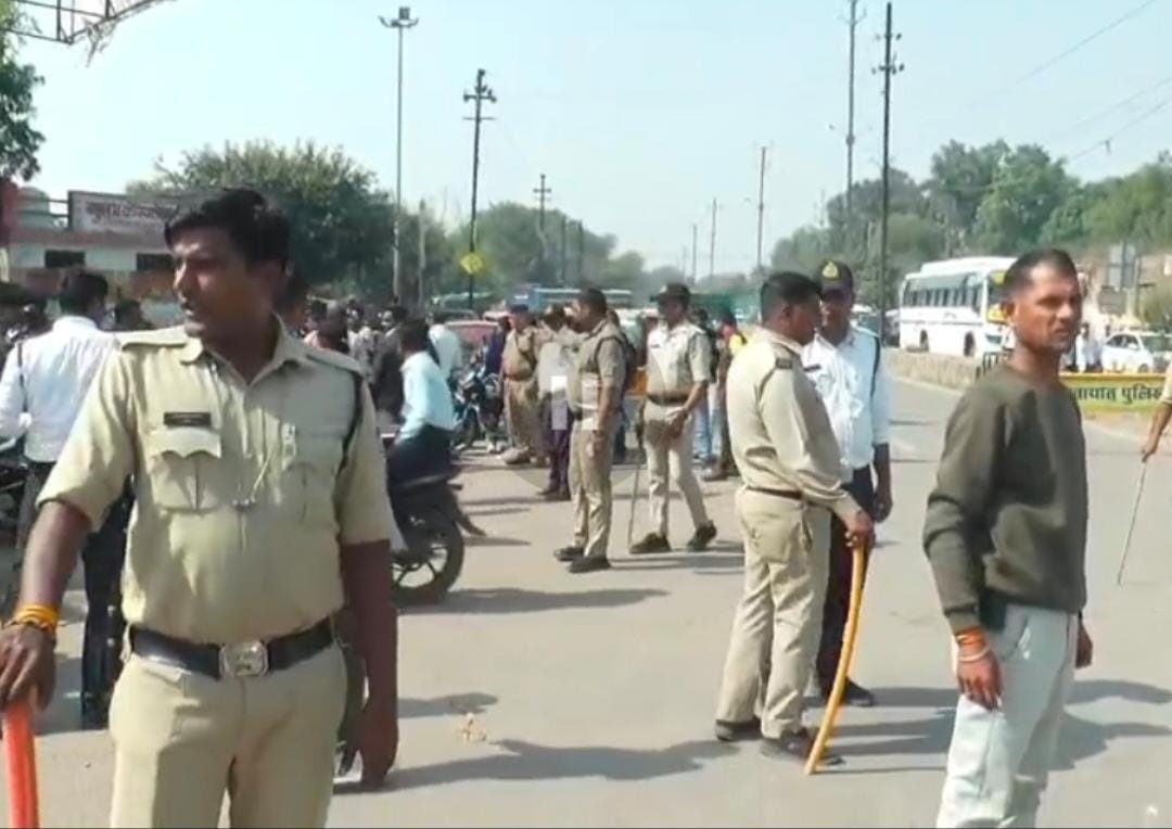 ग्वालियर में जगह-जगह पुलिस चेकिंग कर रही है।