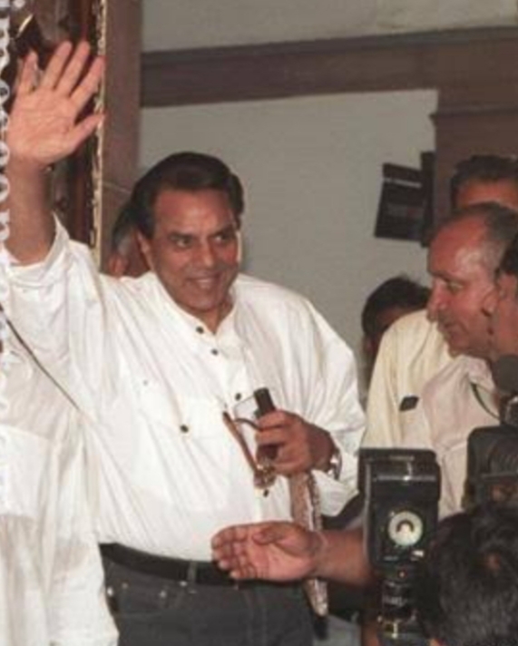 धर्मेंद्र अपने चुनाव प्रभारी सुराना को कोट वाले नेताजी कहते थे।