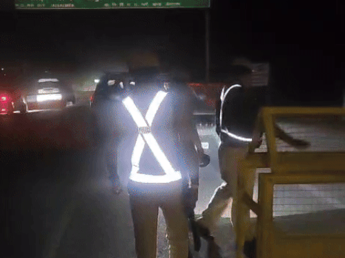 जैसलमेर आने वाली गाड़ियों की हो रही जांच।