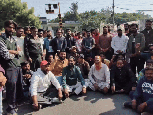 सैलरी न मिलने पर विरोध प्रदर्शन करते हुए सीवरमैन यूनियन के कर्मचारी। - Dainik Bhaskar