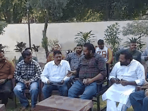 नगर निगम कर्मचारी मेयर हाऊस में मीटिंग करने पहुंचे।