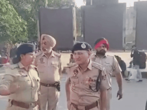 DCP संदीप शर्मा की अगुवाई में रेलवे स्टेशन पर चेकिंग करते हुए पुलिस की टीम। - Dainik Bhaskar