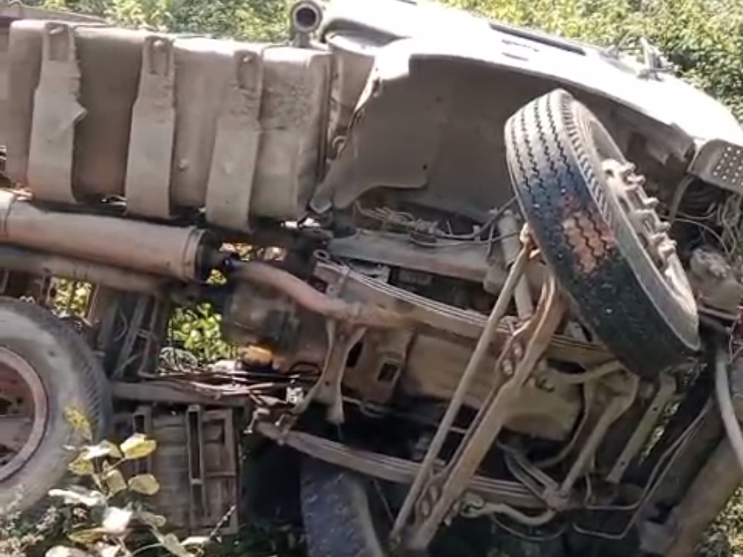 A truck overturned due to steering failure on NH-43 in Katni. | कटनी ...