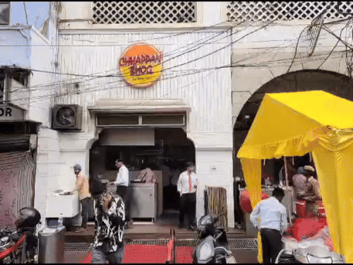 छप्पनभोग मिठाई की दुकान पर जांच के लिए पहुंची FSDA की टीम।