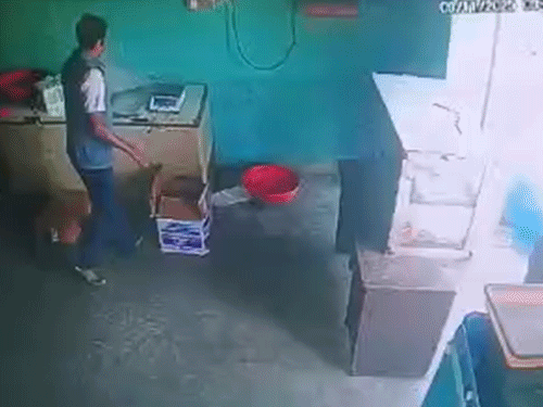 ‘पानी को शराब बताकर राज मिस्त्री को जेल भेजा’:  परिजनों का आरोप- 2 हेड कॉन्स्टेबल ने मांगे 1 लाख, नहीं देने पर झूठे केस में फंसाया – Chhattisgarh News