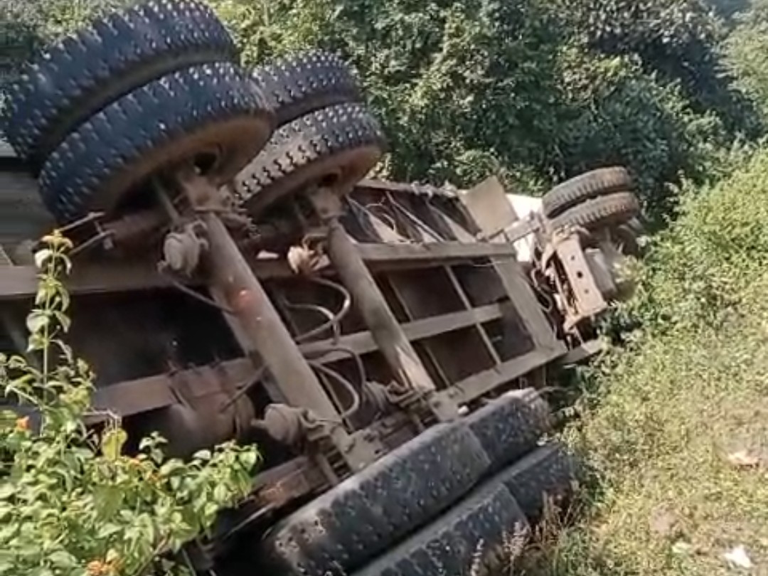 A truck overturned due to steering failure on NH-43 in Katni. | कटनी ...
