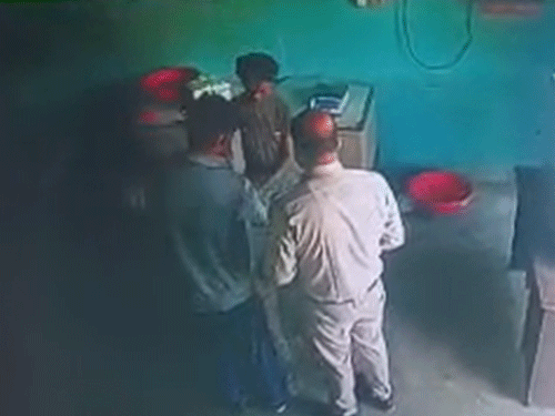 पुलिसकर्मी और ढाबा कर्मचारी बोरी में पन्नी डालवाते दिखे।