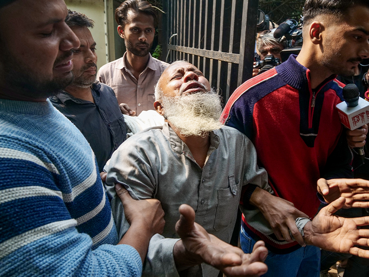 मौलाना आजाद मेडिकल कॉलेज के बाहर मंगलवार को मृतकों का परिवार रोता-बिलखता रहा।